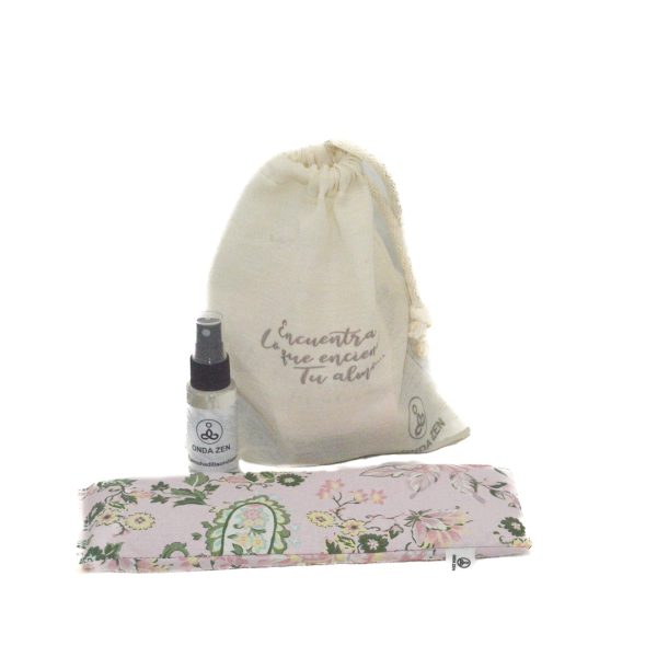 Kit bienestar: almohadilla multiuso 23x9 cm + spray + bolsa con frase